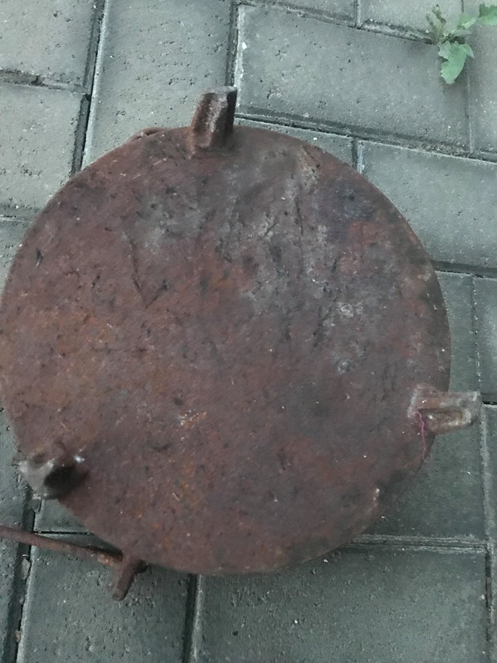 rusty_camp_oven_2.jpg