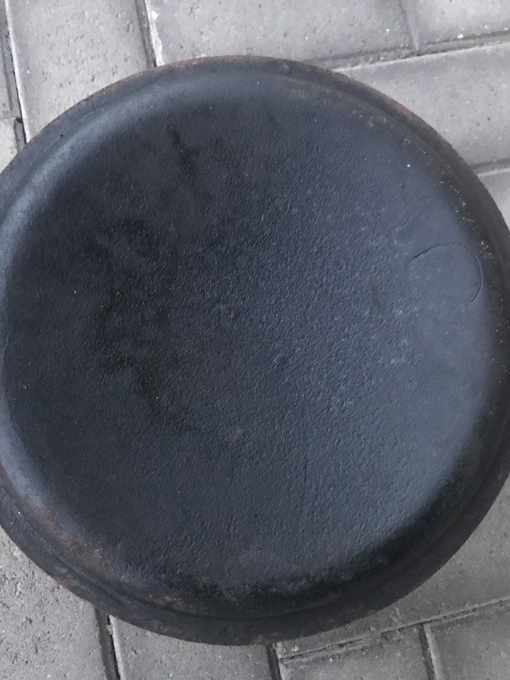 rusty_camp_oven_4.jpg